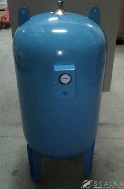 Гидроаккумулятор VOLKS pumpe 150 л 10 bar вертикальный с манометром На фото Гидроаккумулятор VOLKS pumpe 150 л 10 bar вертикальный с манометром