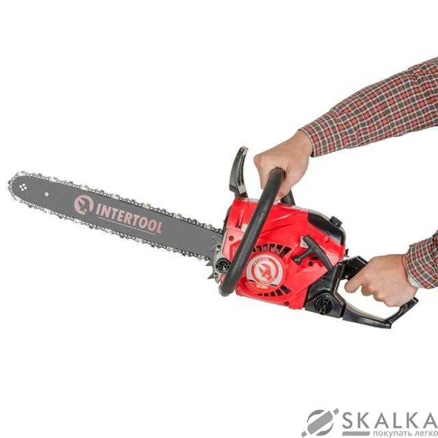 На фото Мотопила цепная Intertool 2.6кВт (DT-2211)