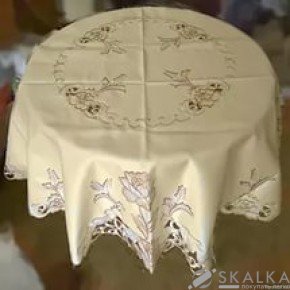 На фото Скатерть Love you D135 см (YM109036В)