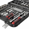 На фото Набор инструментов Intertool 1/2" & 1/4" 111 едениц Cr-V (ET-8111)