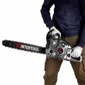 На фото Мотопила цепная Intertool 2.4 кВт, 52 см3, шина 45 см/18", шаг 0,325", 3200/11000 об/мин (DT-2208)