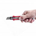 На фото Нож Intertool с 3 лезвиями 18мм противоскользящий корпус (HT-0508)