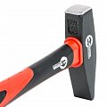 На фото Молоток Intertool 500г, ручка из фибергласса (HT-0205)