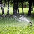 На фото Дождеватель пульсирующий Intertool с полной/частичной зоной полива на костыле, круг/сектор полива до