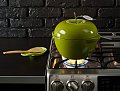 На фото Кастрюля Lodge Cast Iron в форме яблока чугунная GREEN (E3AP50)