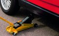 На фото Домкрат гидравлический подкатной Mastertool 2 т 140-340 мм (86-3822)