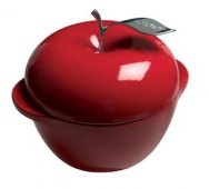 На фото Кастрюля Lodge Cast Iron в форме яблока чугунная RED (E3AP40)