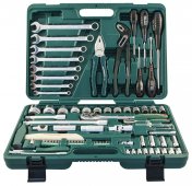 На фото Универсальный набор Jonnesway 1/4"DR 4-13 мм и 1/2"DR 12-32 мм ключи 8-19 мм 77 шт (S04H52477S)